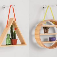 Étagères suspendues en bois pour les décorations