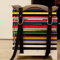 Une petite chaise de vieux magazines