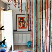 Décorer une porte avec un rideau fait maison
