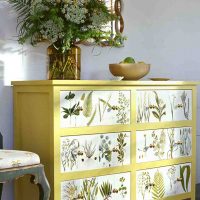 Découpage vieille commode avec des plantes