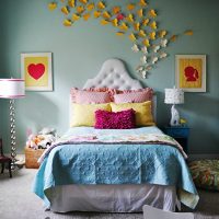 Une volée de papillons en papier sur le mur d'une chambre à coucher