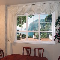 Rideaux avec pelmet sur la fenêtre de la cuisine