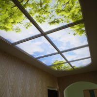 Le ciel au plafond d'un étroit couloir