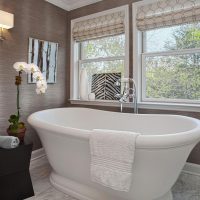Bain blanc dans une chambre aux murs gris