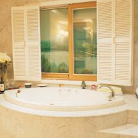 Fenêtre avec des volets dans la salle de bain
