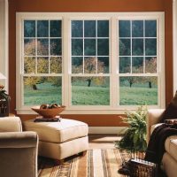 forêt d'automne dans la fenêtre du salon