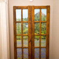 Fenêtre en bois dans un couloir étroit