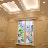 Plafond rétro-éclairé à deux niveaux