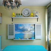 Une étagère ouverte sur le mur d'une chambre d'enfants
