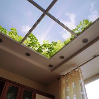 Ciel dégagé au plafond du salon