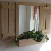 Miroir avec des volets sur le mur du couloir