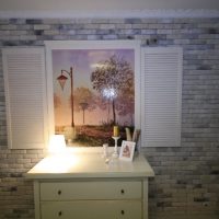 Commode blanche contre un mur de briques