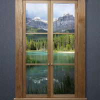 Paysage pittoresque dans une fenêtre en bois