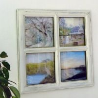 Fenêtre en bois avec des dessins au lieu de lunettes