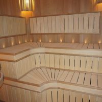 Étagères en planches de chaux dans le sauna finlandais