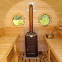 Hammam avec une cuisinière dans un bain de tonneau