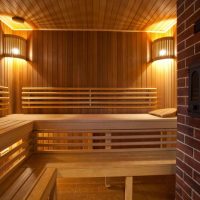 Écrans de sécurité des rails sur les lampes dans le hammam