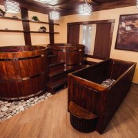 Barils en bois dans un sauna japonais