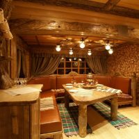 Table en bois avec des jambes épaisses