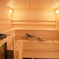 Étagères à trois niveaux dans une salle de bain privée