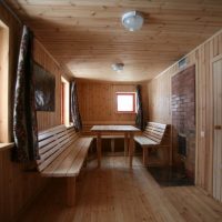 Bancs en bois dans un dressing allongé