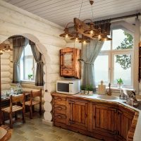 Kitchenette dans une baignoire en rondins