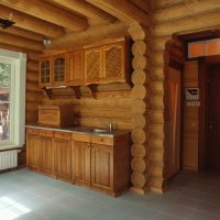 Cuisine complète dans un bain de bois