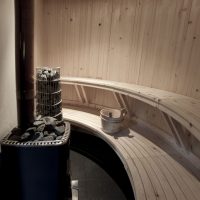 Étagères en bois dans un hammam étroit