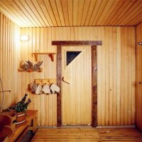 Salle de douche dans un bain en bois