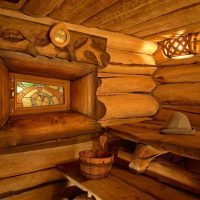 Vitrail dans la fenêtre d'un bain russe