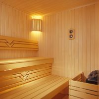 Lampe en bois dans le coin de la chambre double