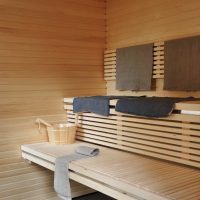 Tapis sur les étagères des étagères dans le hammam