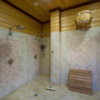 Salle de douche dans un grand bain