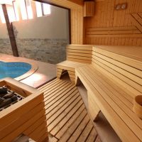 Intérieur d'un sauna moderne avec une piscine