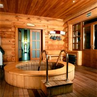 Polices en bois dans une salle de bain privée