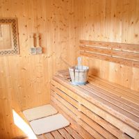 Le miroir sur le mur du hammam dans le sauna