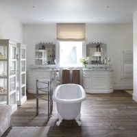 Bain blanc au centre de la pièce d'une maison privée