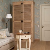 Cabinet avec des portes faites de fines lattes