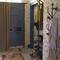 Cintres ouverts dans le couloir d'une maison de campagne