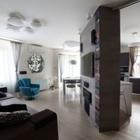 Disposition intéressante d'un salon dans une maison privée