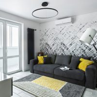 Coussins jaunes sur un canapé gris foncé