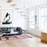 L'intérieur du salon sans rideaux aux fenêtres