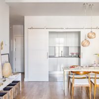 Set de cuisine derrière des portes coulissantes