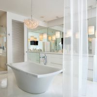 Bain blanc dans une chambre spacieuse