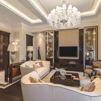 Salon design avec plafond à deux niveaux