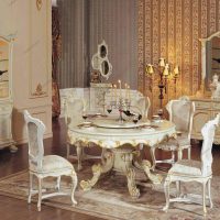 Table ronde avec des décorations sculptées