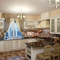 Disposition de la cuisine de la péninsule dans une maison de campagne