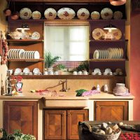 Assiettes en porcelaine sur des étagères en bois