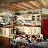 Plafond de cuisine en bois dans une maison de campagne