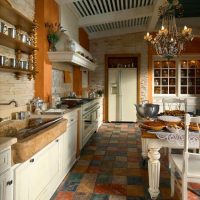 Carreaux de céramique minables sur le sol de la cuisine